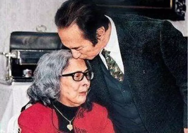 98岁赌王何鸿燊去世：4房太太，17个孩子，5000亿家产的传奇一生