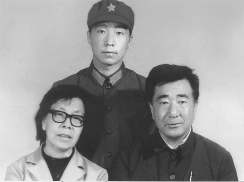 杨利伟：服役25年升少将，开创5大历史记录，成太空邮局首任局长