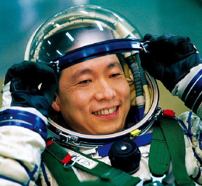 杨利伟：服役25年升少将，开创5大历史记录，成太空邮局首任局长