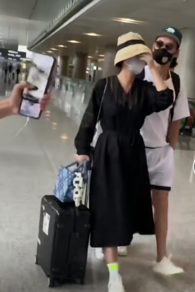 张歆艺袁弘机场现身，女方独自拉行李，老公却在旁双手插袋？
